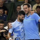 Juan Martin Del Potro (à droite) a fait ses adieux au monde du tennis lors d'une exhibition contre Novak Djokovic. KEYSTONE/AP/Gustavo Garello